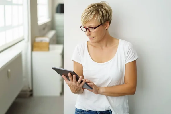 Wanita muda berselancar di web pada tablet — Stok Foto