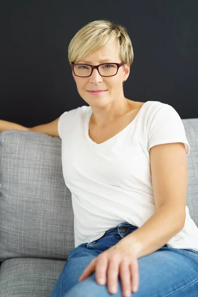 Earnest young woman staring at the camera — Stock Photo, Image