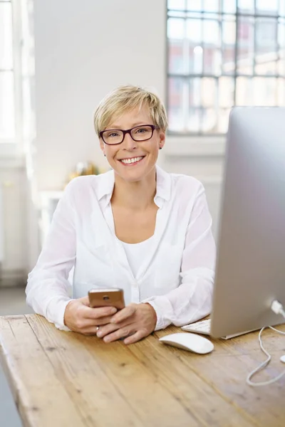 Smiling friendly young businesswoman — Stock Photo, Image