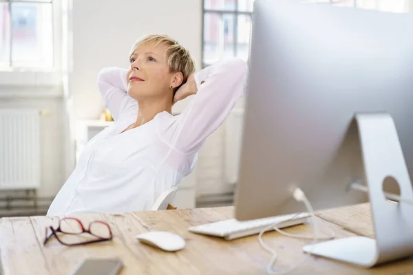 Femme d'affaires prospère se détendre au bureau — Photo