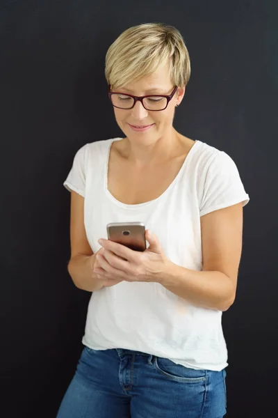 Unga trendiga kvinnan läsa ett textmeddelande — Stockfoto