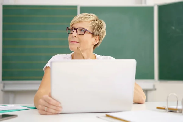 Učitel nebo student sedí poslech — Stock fotografie