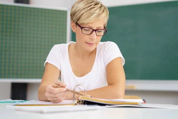 Universiteitsstudent studeert in de klas — Stockfoto