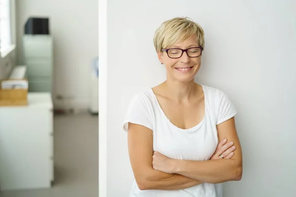 Mujer feliz sonriendo con los ojos cerrados — Foto de Stock