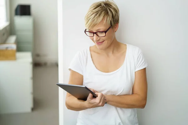 Young woman using a tablet indoors — Stock Photo, Image