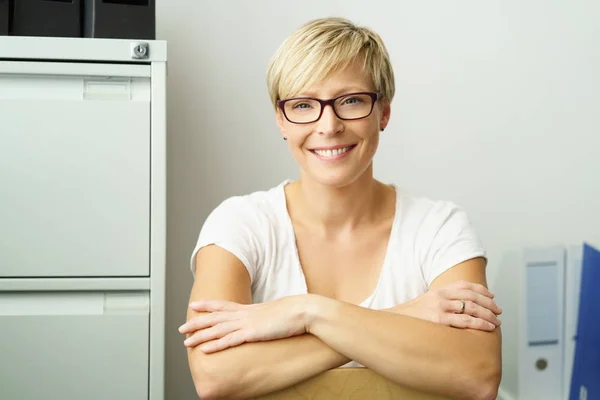 Glimlachend zeker ontspannen jonge zakenvrouw — Stockfoto