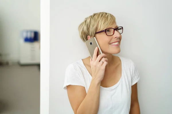 Lachende vrouw luisteren naar een telefoongesprek — Stockfoto