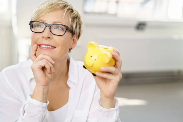 Nachdenkliche junge Frau plant Urlaub — Stockfoto