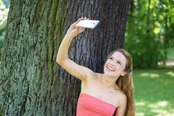 Joyeux jolie jeune femme prenant un selfie — Photo