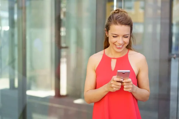 Feliz joven mujer sonriendo de placer —  Fotos de Stock