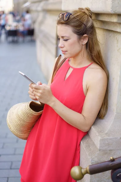 Serieuze jonge vrouw een SMS-bericht lezen — Stockfoto