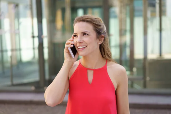 Aantrekkelijke jonge vrouw luisteren naar een gesprek — Stockfoto