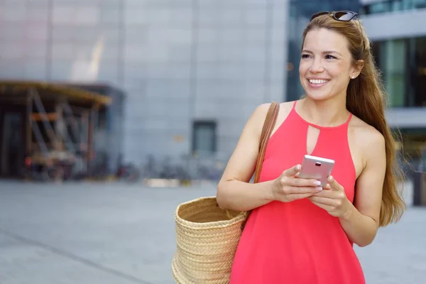 Joyeux jeune femme avec un joli sourire — Photo