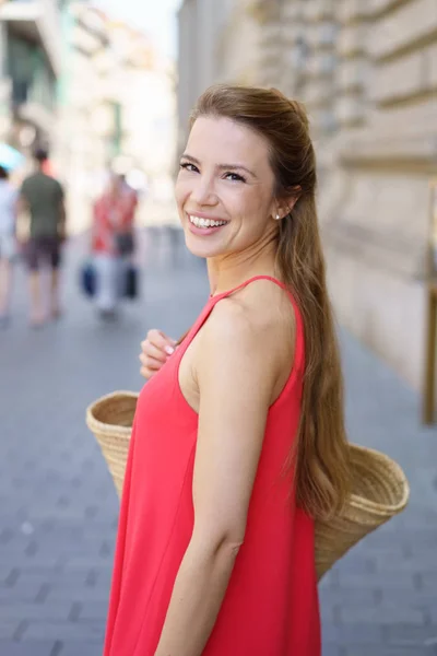 Fiatal, mosolygós nő visel piros ruha — Stock Fotó