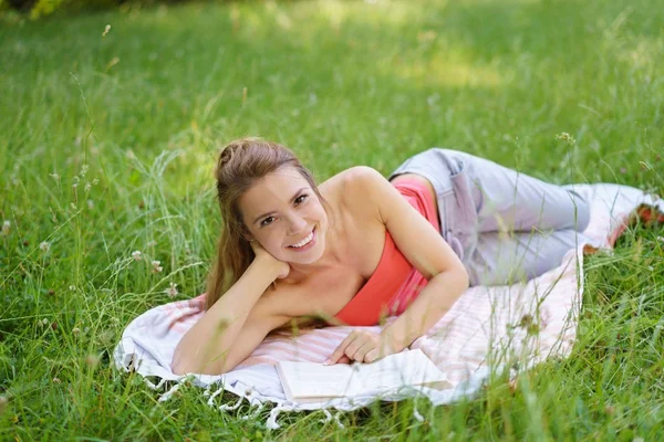 Příjemný mladá žena s zářivým úsměvem — Stock fotografie