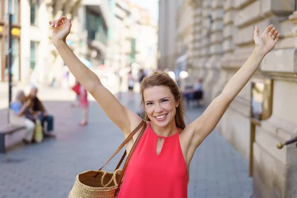 Feliz joven regocijándose — Foto de Stock