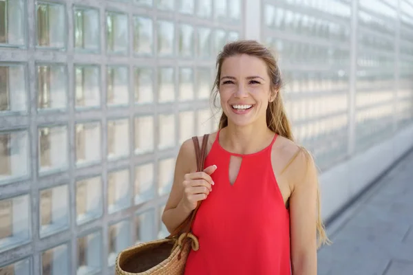 Щаслива молода жінка в червоній прогулянці містом — стокове фото
