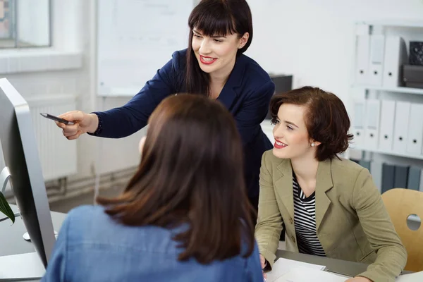 Groupe de jeunes femmes d'affaires motivées — Photo