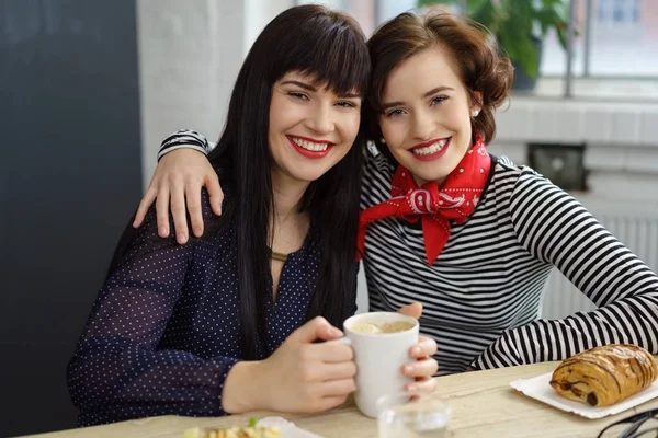 Twee aantrekkelijke stijlvolle jonge vrouwen vrienden — Stockfoto