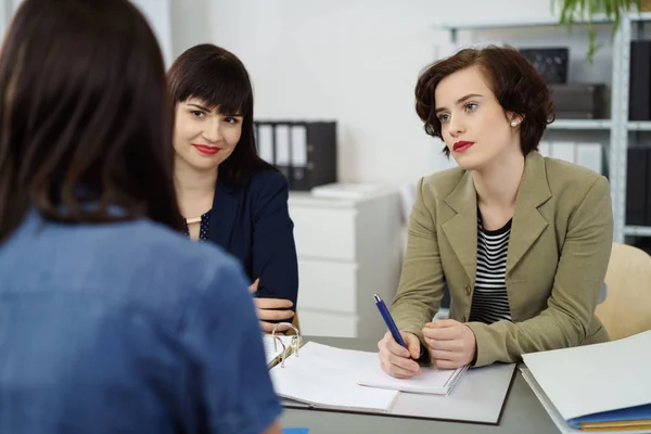 Mulher de negócios elegante em uma reunião — Fotografia de Stock