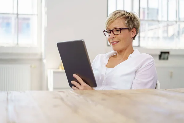 Wanita pirang tengah menggunakan tablet digital — Stok Foto