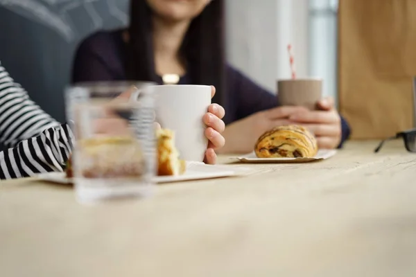 Pâtisserie fraîchement cuite sur une table de restaurant — Photo