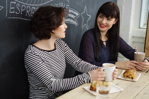 Twee jonge vrouwen die een ontspannen praatje — Stockfoto