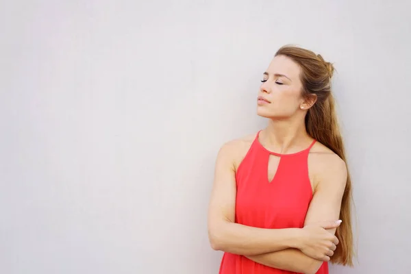 Mujer joven disfrutando de un momento de relax —  Fotos de Stock