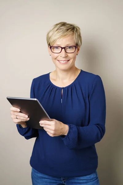 Коротковолосая улыбающаяся женщина с цифровым планшетом — стоковое фото
