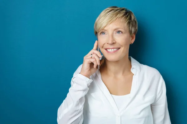 Atractiva mujer rubia escuchando una llamada telefónica — Foto de Stock