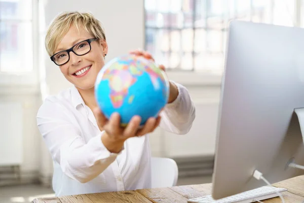 Mujer de negocios sonriente sosteniendo un mundo —  Fotos de Stock