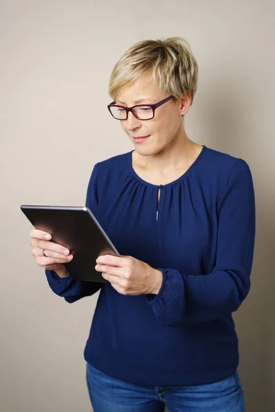 Mitten av vuxen kvinna står med digital tablett — Stockfoto