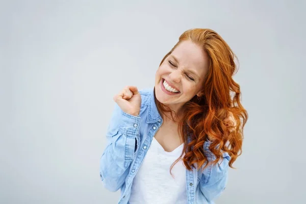 Glada sprudlande ung rödhårig kvinna — Stockfoto