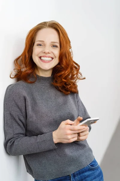 Relaxé occasionnel jeune rousse femme étudiante — Photo