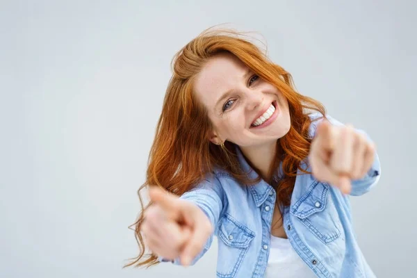 Lachende gelukkig woman wijzend op de camera — Stockfoto