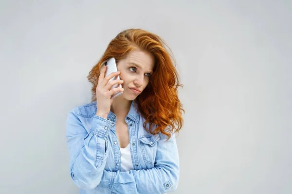 Teleurgesteld niet onder de indruk vrouw praten op een mobiele telefoon — Stockfoto