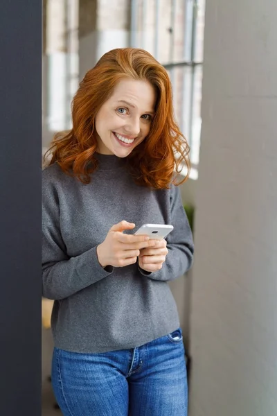 Jovencita feliz con una sonrisa traviesa — Foto de Stock