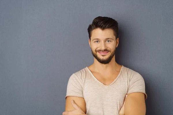 Sonriente hombre barbudo atractivo seguro — Foto de Stock