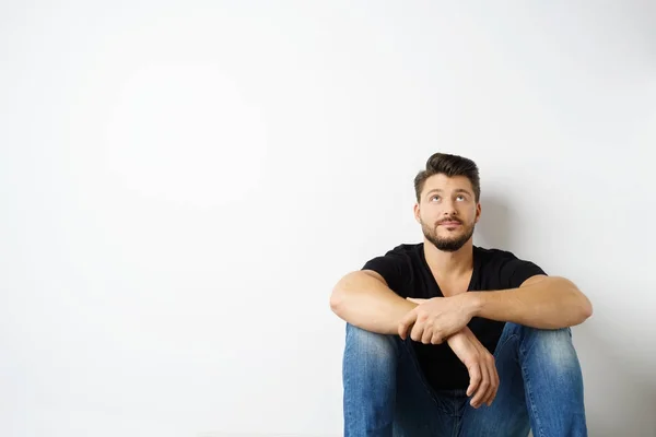 Contemplando al hombre sentado en el suelo — Foto de Stock