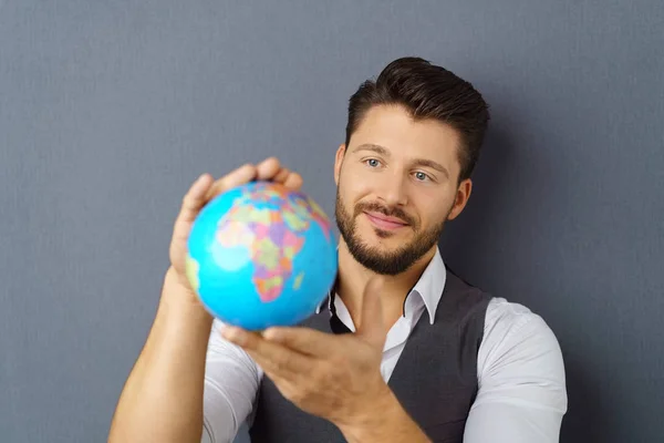 Junger bärtiger Mann mit Globus — Stockfoto