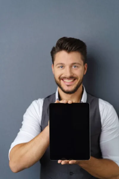 微笑有魅力的男人，拿着一台平板电脑 — 图库照片