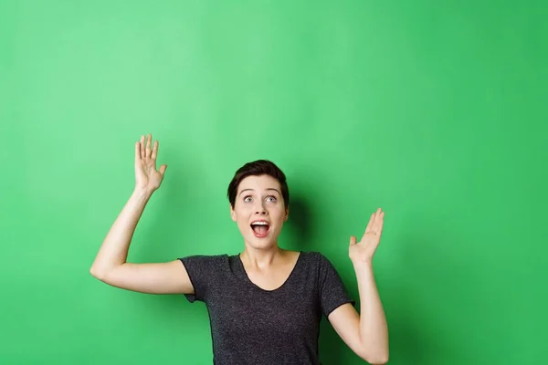 Spannende verrast vrouw met handen omhoog — Stockfoto