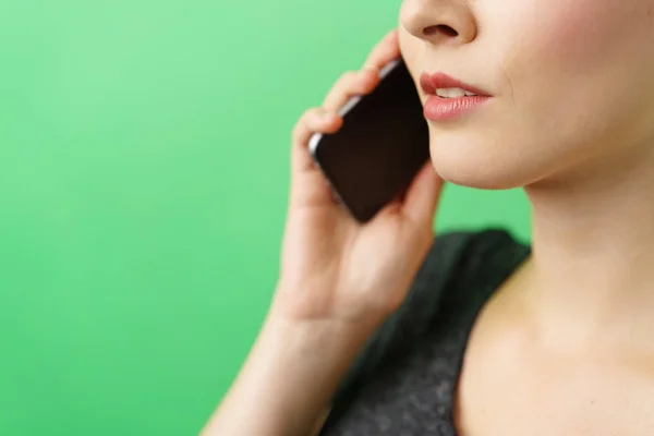 Zblízka mladá usmívající se žena mluví o telefonu — Stock fotografie