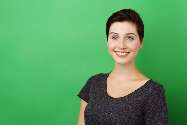 Jovem mulher feliz contra fundo verde — Fotografia de Stock