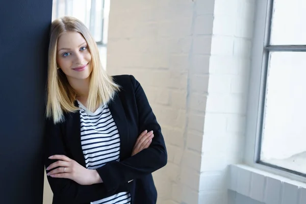 Porträt einer jungen blonden, fröhlichen Frau — Stockfoto