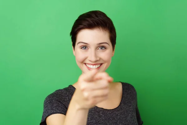 Vrolijke jongedame wijzend op camera — Stockfoto