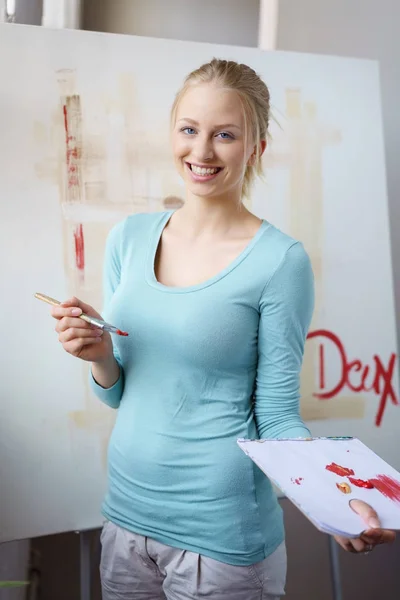 Mladá usměvavá žena obraz obrázek v ateliéru — Stock fotografie