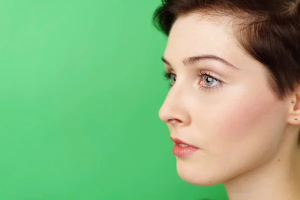 Perfil retrato de una joven mujer seria — Foto de Stock