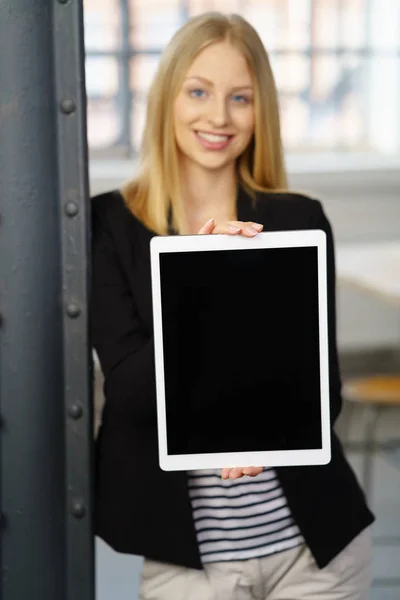 Unga leende kvinna som håller digital tablett — Stockfoto