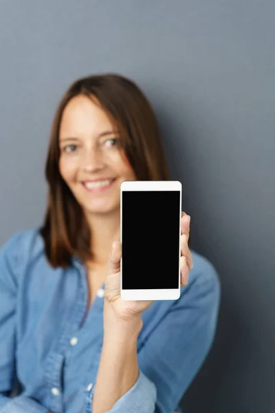 Mulher alegre mostrando smartphone — Fotografia de Stock